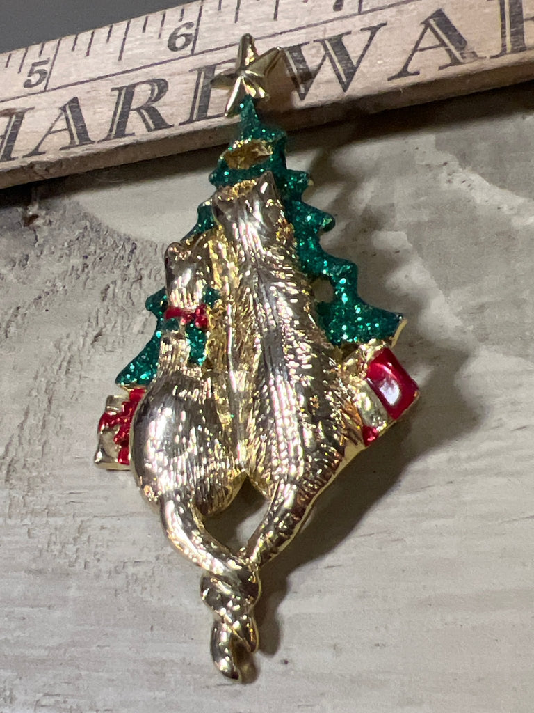Vintage Christmas pin - brooch - Main Street Threads