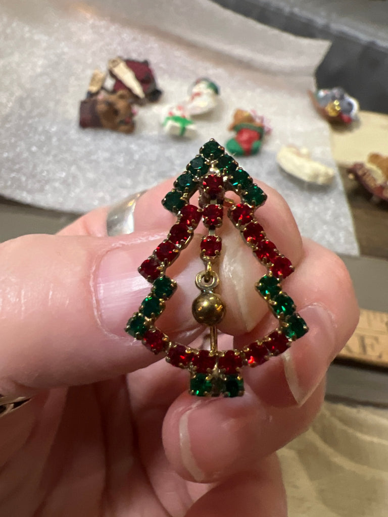 Vintage Christmas pin - brooch - Main Street Threads