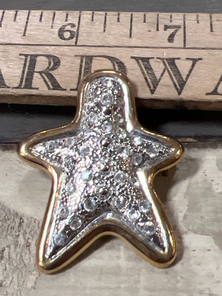 Vintage Christmas pin - brooch - Main Street Threads