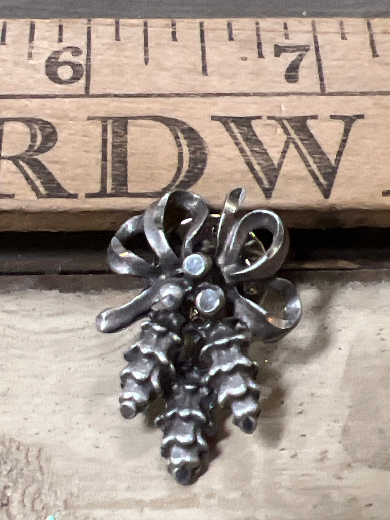Vintage Christmas pin - brooch - Main Street Threads