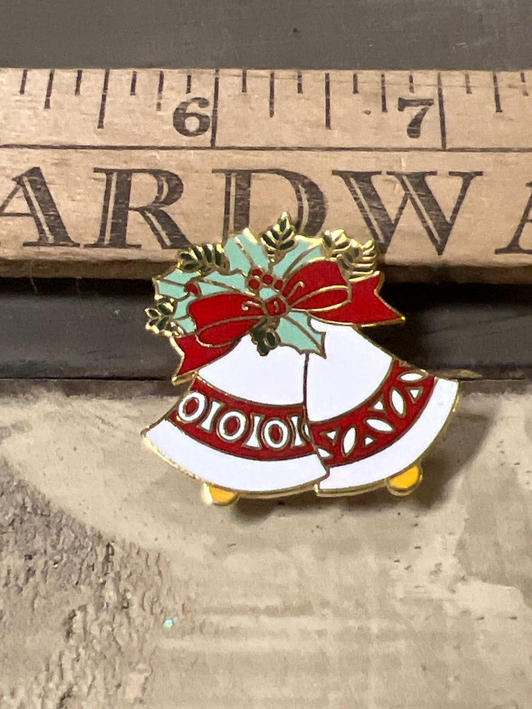 Vintage Christmas pin - brooch - Main Street Threads